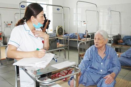 Hà Nội: Không để bệnh nhân phải nằm ghép trong thời tiết nắng nóng