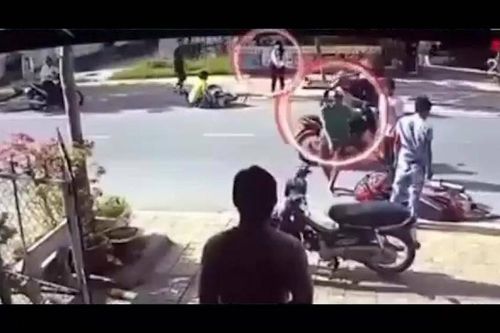 Hai xe máy gặp nạn khi tránh chú chó chạy qua đường