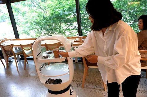 Quán cà phê thời COVID-19 ở Hàn Quốc: Chỉ có 1 nhân viên, pha đồ và phục vụ bằng robot