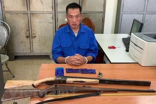 Sơn La: Bắt đối tượng tàng trữ trái phép chất ma túy cùng 2 khẩu súng