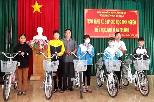 Trao tặng 20 chiếc xe đạp cho học sinh nghèo hiếu học Bảo Lâm