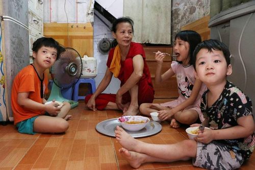 Trao quà hỗ trợ đến 4 bà cháu khó khăn tại Phùng Khoang