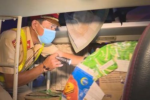 Tổng kiểm tra phương tiện: Lật tẩy nhiều chiêu giấu hàng lậu trên xe khách