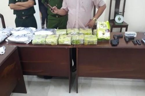 Bắt kẻ dùng 3 khẩu súng 'áp tải' 20kg ma túy từ Campuchia vào Việt Nam