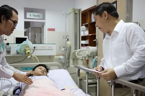 Vụ cây phượng cổ thụ đổ trong trường: 4 em bị đa chấn thương nặng