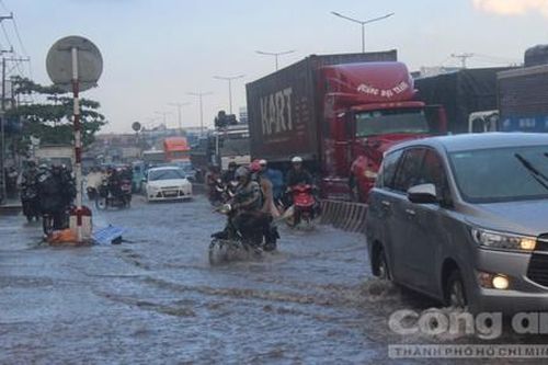 Mưa như trút nước, QL51 ngập lênh láng