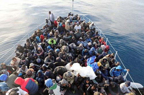 Lực lượng bảo vệ bờ biển Libya ngăn chặn gần 400 người di cư tới châu Âu