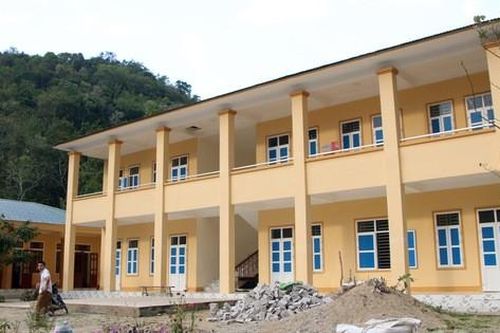 Trường học gần 3 tỷ đồng chưa sử dụng đã sụt lún, vỡ toác