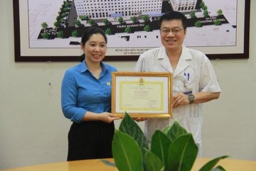 Các lao động giỏi tại BV Hữu Nghị nhận bằng khen của Công đoàn Y tế Việt Nam