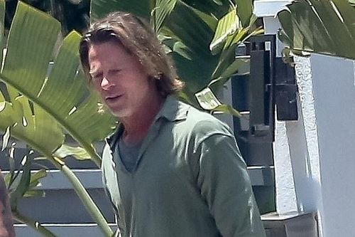 Brad Pitt trông già nua vì mái tóc dài, mặc xuề xòa