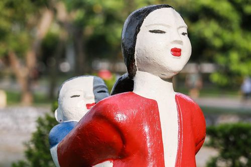 Hàng loạt bức tượng lâu năm ở công viên Thống Nhất đổi màu lòe loẹt