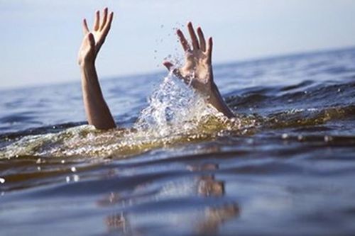 Ba học sinh chết đuối khi sa chân xuống hố nước