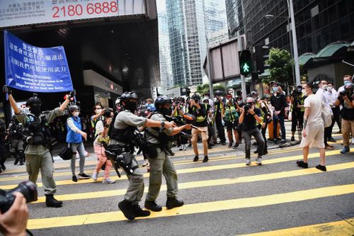 Cảnh sát bắn đạn hơi cay giải tán người biểu tình ở Hong Kong