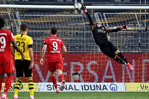 CĐV phát cuồng vì cú lốp bóng siêu đẳng của Kimmich vào lưới Dortmund