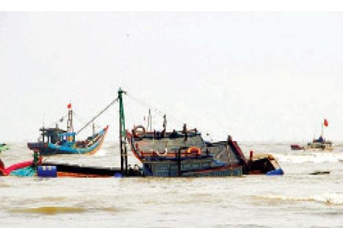 Bảo đảm an toàn cho tàu cá bám biển