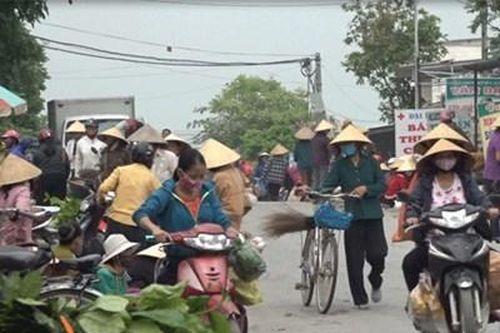 Họp chợ lấn chiếm lòng đường