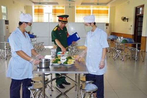 Sử dụng hiệu quả nguồn lực tại chỗ, nâng cao đời sống bộ đội