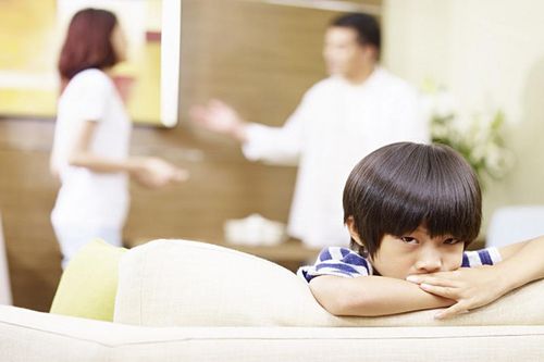 Đừng lôi con trẻ vào chuyện của cha mẹ