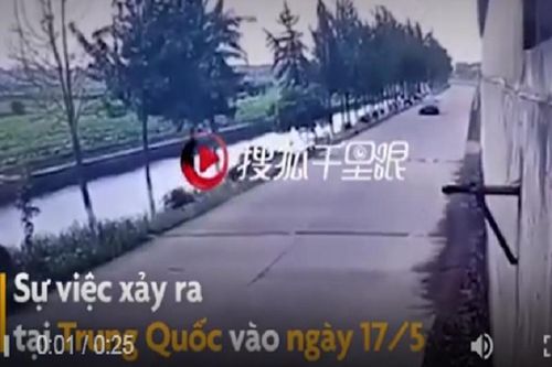 Xe sang húc đổ cây rồi lao thẳng xuống sông