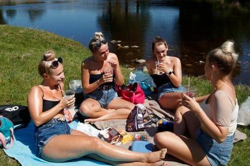 Vừa nới lỏng giãn cách xã hội, nước Anh lại nhộn nhịp như chưa từng có... Covid-19