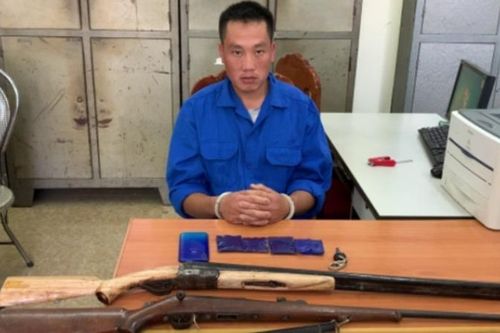 Bắt đối tượng mang theo súng mua bán trái phép chất ma túy
