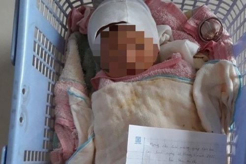 Bé trai sơ sinh bị bỏ lại lề đường cùng lời nhắn 'mong chị cưu mang giúp con em'