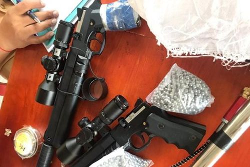 Kiểm tra ô tô phát hiện 2 khẩu súng cùng 3.000 viên đạn chì