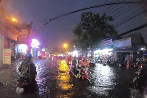 Đường phố Sài Gòn ngập kinh hoàng sau cơn mưa lớn, người dân vật lộn về nhà