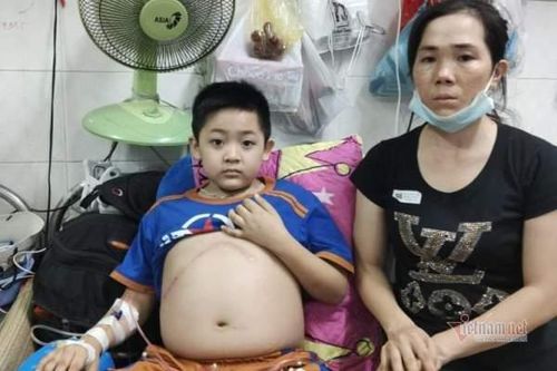 Tái phát ung thư, bé trai bụng phình to đau đớn, tính mạng gặp nguy hiểm
