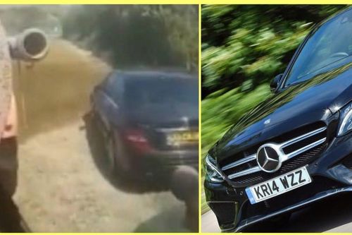 Đỗ nhầm chỗ, xe sang Mercedes-Benz được tắm phân bón
