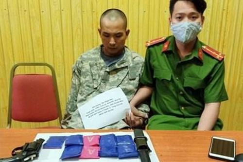 Bắt đối tượng mang súng 'áp tải' ma túy
