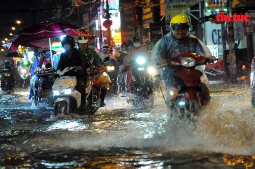 Mưa lớn, nhiều tuyến đường TP Hồ Chí Minh biến thành sông
