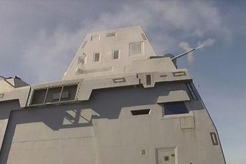 Khu trục hạm Zumwalt thử thành công siêu pháo dẫn đường tiên tiến