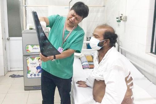 Mắc kẹt ở Việt Nam, 3 người đàn ông ngoại quốc được cấp cứu kịp thời