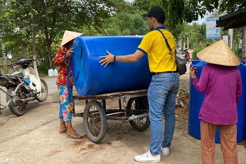 Người dân miền Tây phấn khởi nhận bồn chứa nước kịp đón những cơn mưa đầu mùa