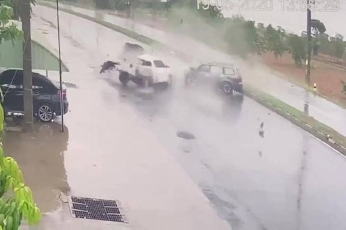 Xe bán tải bị mất lái do trời mưa gây tai nạn khủng khiếp