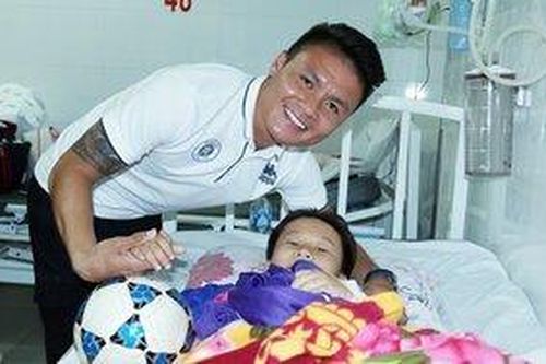 Xúc động cảnh Quang Hải đến động viên bé Thịnh vượt qua nỗi đau gãy chân