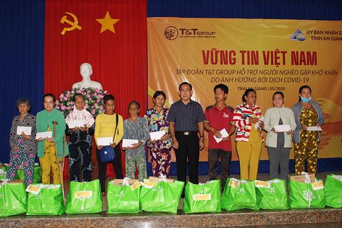 Tặng quà cho các hộ nghèo ở Thoại Sơn gặp khó khăn do ảnh hưởng dịch bệnh Covid-19