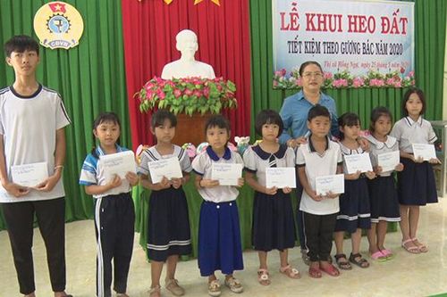 Khui heo đất tiết kiệm theo gương Bác