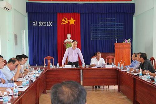 Ông Nguyễn Đắc Tài làm việc tại xã Bình Lộc
