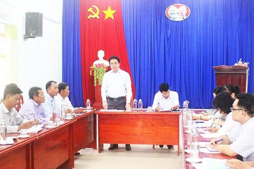 Ông Nguyễn Khắc Toàn làm việc tại xã Diên Xuân