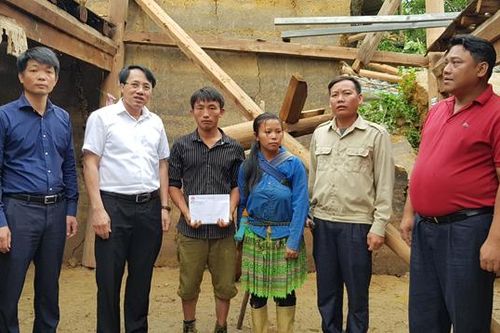 Thăm hỏi, hỗ trợ gia đình bị thiệt hại nặng do mưa to, dông lốc tại xã Sán Chải