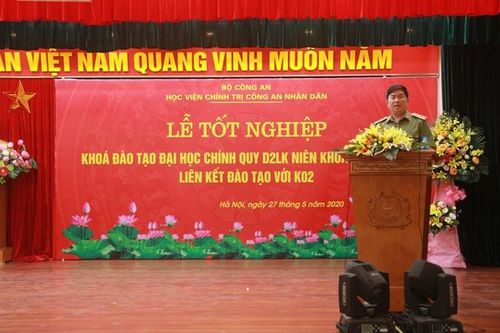 Trao bằng tốt nghiệp cho các học viên ngành Xây dựng Đảng và Chính quyền Nhà nước