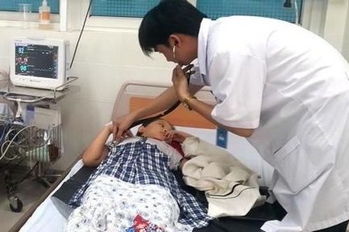 Cô giáo ngăn món thịt hôi thối, cứu hàng trăm học sinh khỏi ngộ độc