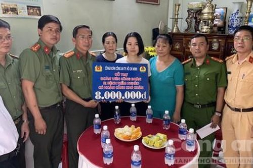 Công đoàn Công an TPHCM: Tặng kinh phí gia đình đoàn viên neo đơn