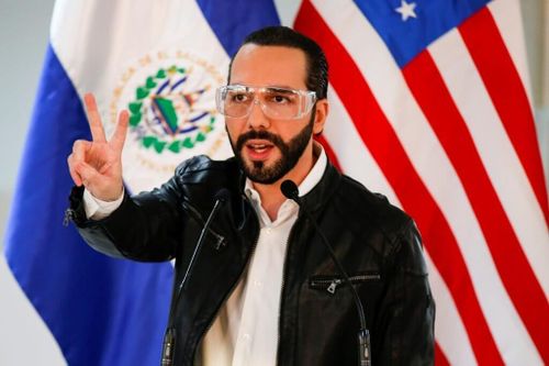 Học ông Trump, Tổng thống El Salvador dùng thuốc trị sốt rét ngừa COVID-19
