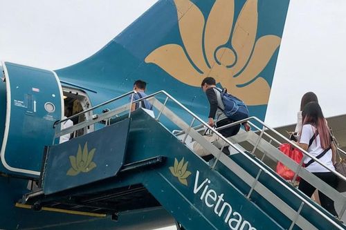 Chuyến bay Vietnam Airlines chậm trễ vì khách nữ làm loạn trên máy bay
