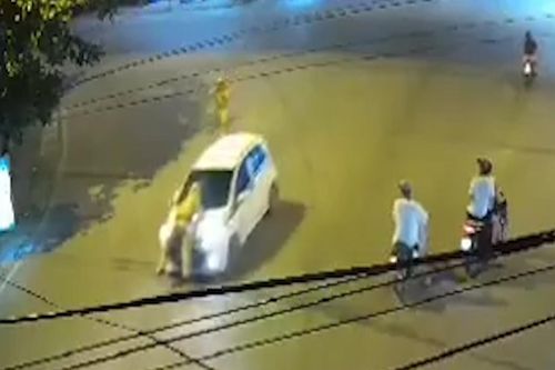 Tài xế taxi hất CSGT lên nắp capo chạy 3km