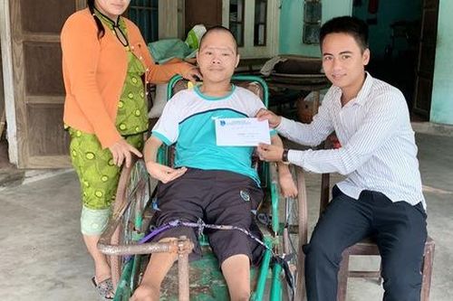 Báo Gia đình và Xã hội trao tiền hỗ trợ chàng trai tật nguyền viết thơ, vẽ tranh bằng miệng