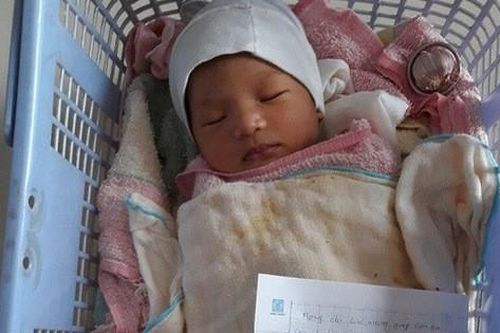 Bé trai kháu khỉnh bị bỏ bên đường cùng bức thư 'mong được cưu mang'